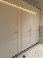 Cabines WC NiUU one F en finition “High Gloss”